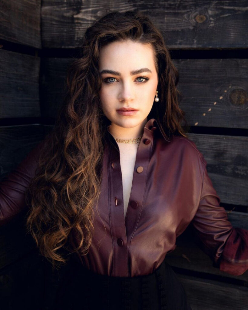 Celeb – Mary Mouser – Nude