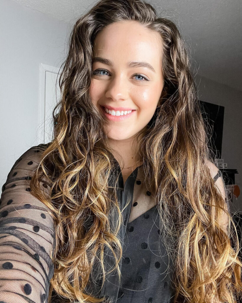 Celeb – Mary Mouser – Nude