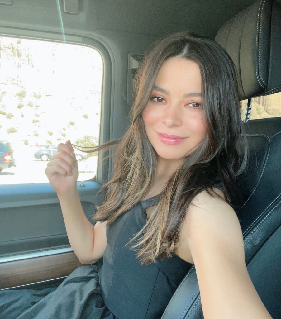 Celeb – Miranda Cosgrove – Nude