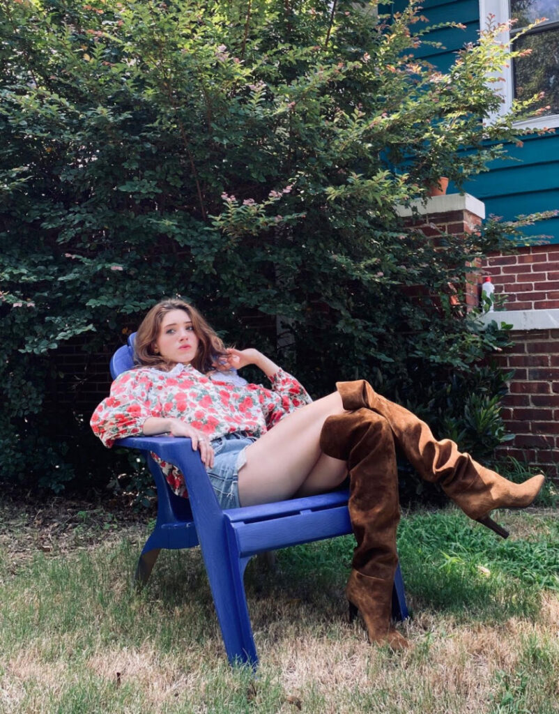 Celeb – Natalia Dyer – Nude