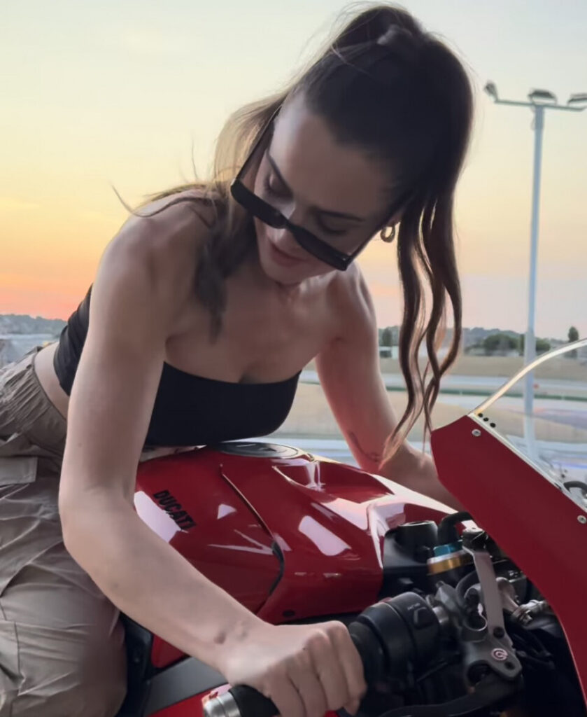 Youtube – QueenB – Becky Evans – Nude Leaks