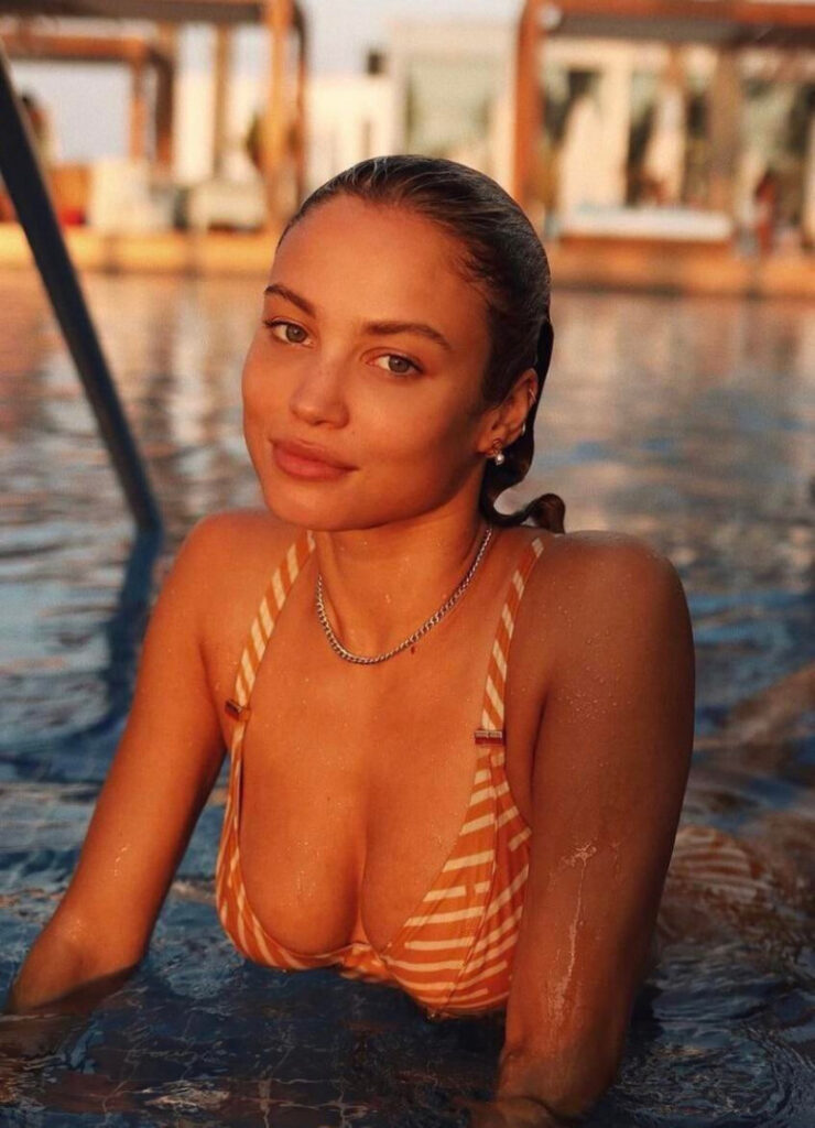 Celeb – Rose Bertram Model/SI Swimsuit – Nude