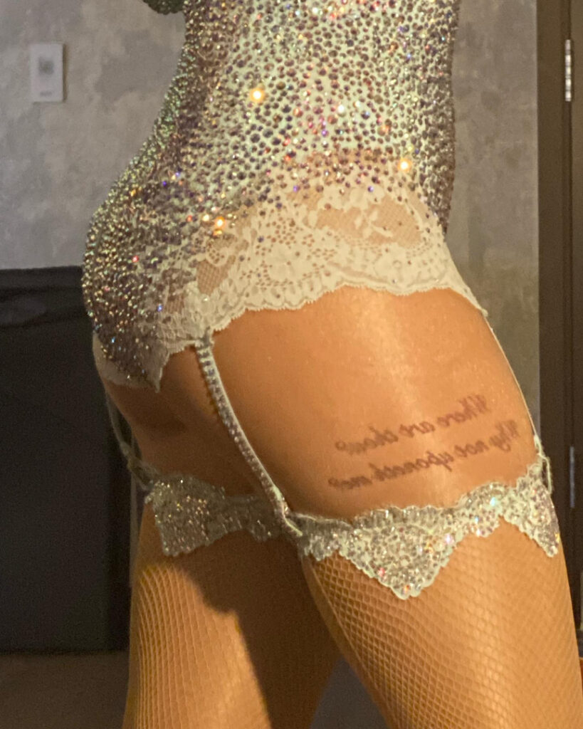 Celeb – Sabrina Carpenter – Nude