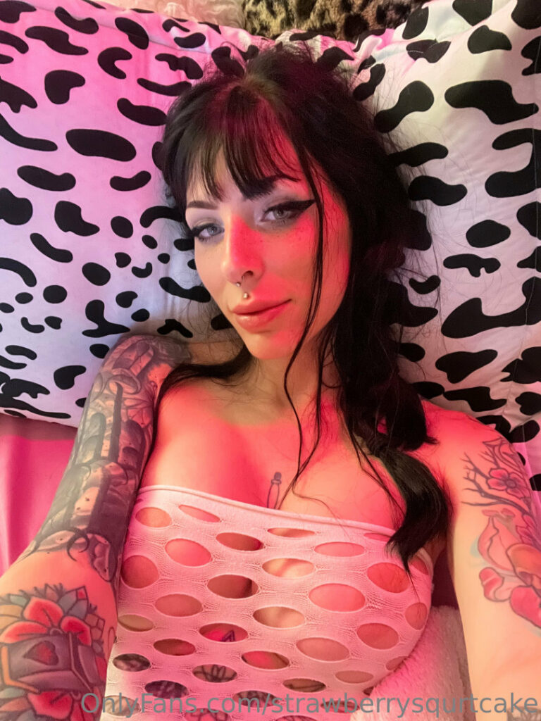 OnlyFans – Strawberrysquirtcake / Taylorizlame / bitchpudding – Nude