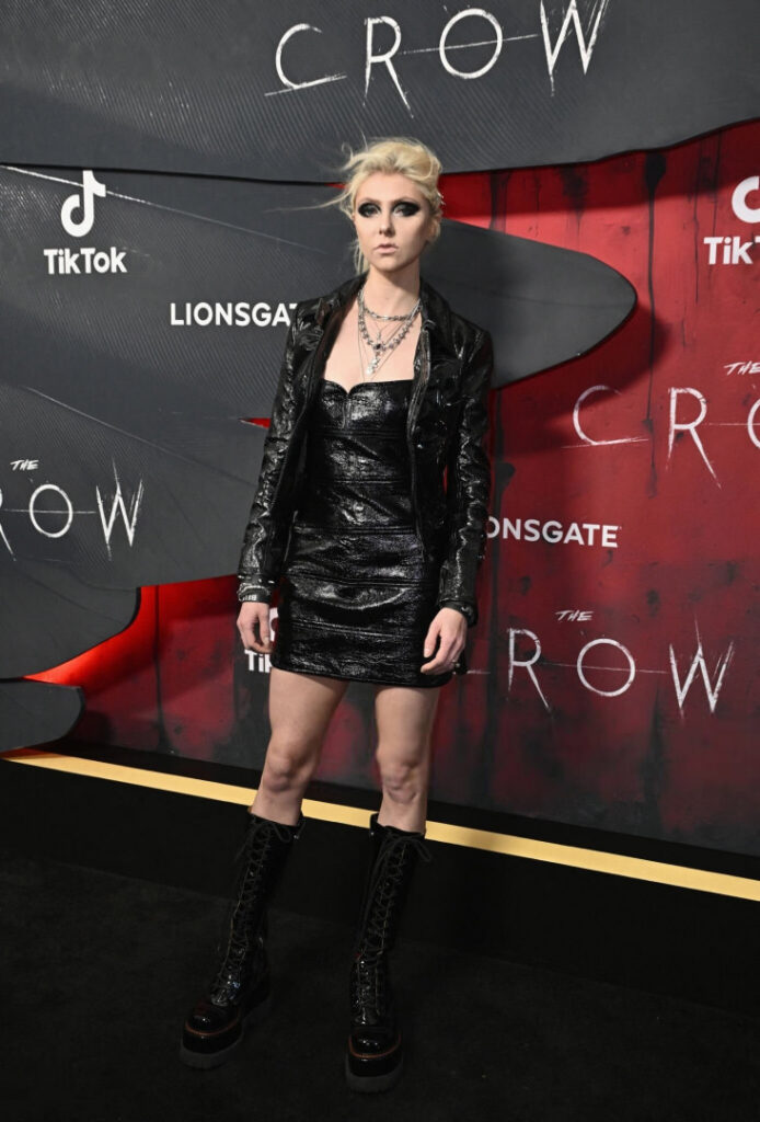 Celeb – Taylor Momsen – Nude