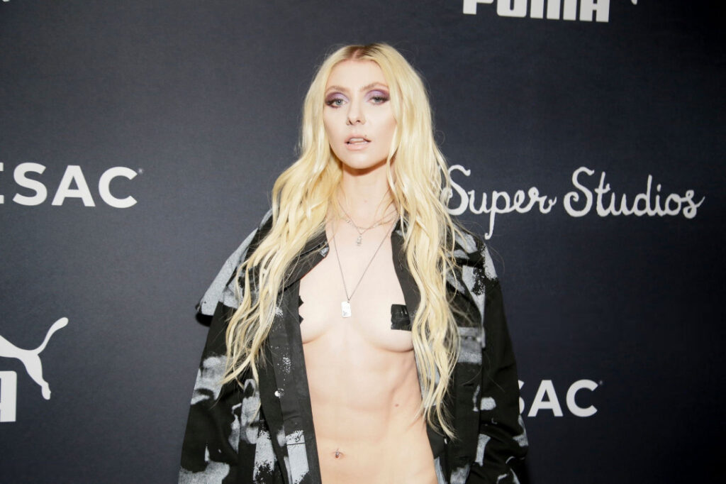 Celeb – Taylor Momsen – Nude