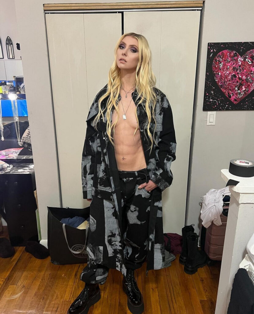 Celeb – Taylor Momsen – Nude