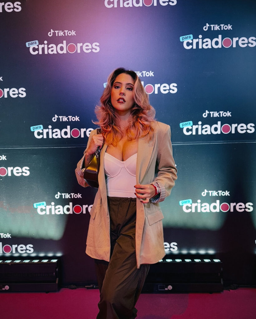 Brazil – Youtube – Dora Figueiredo – Nude Leaks