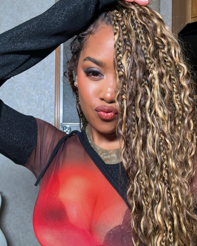 Celeb – T H I C C – Ebony – H.E.R./Gabriella Sarmiento Wilson – Nude