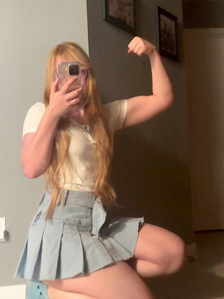 Instagram – initialelon Megelonbox – Nude