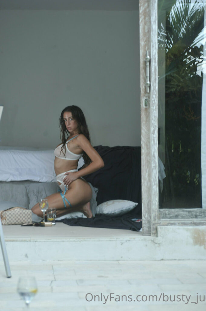 OnlyFans – Instagram – iuliagyrbu / miagirl007 / mia – Nude