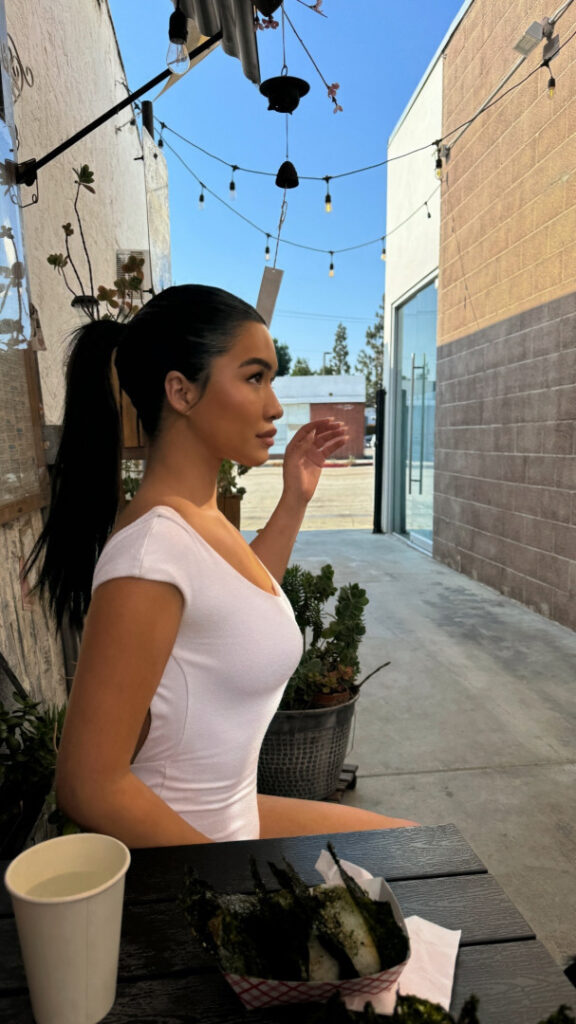 Instagram – Julia Kelly – Nude