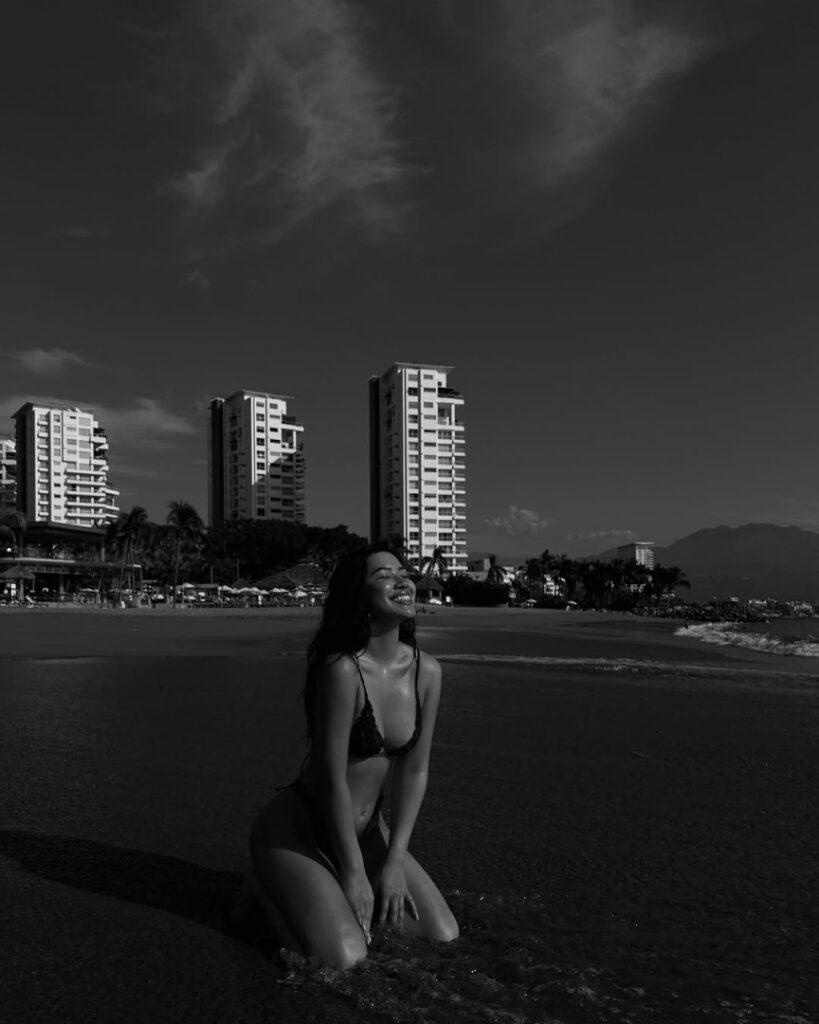 Instagram – Julia Kelly – Nude