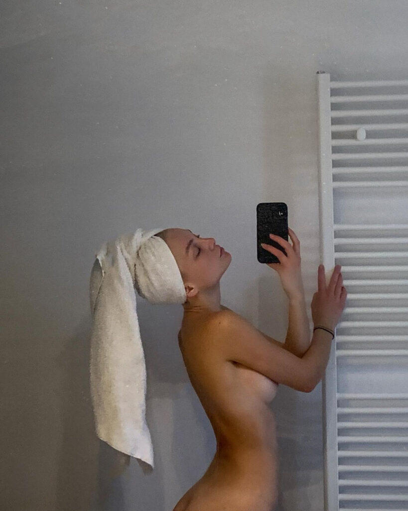 TikTok – Instagram – Petite – Julia Wulf / juleslw / julesslw – Nude