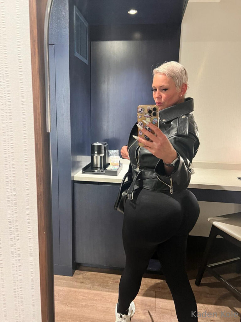 OnlyFans – T H I C C – MILF – KADEN KOLE – Nude