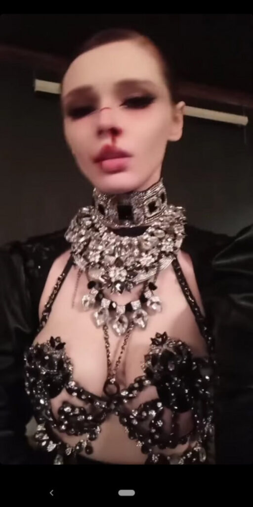 Instagram – kari Pitinova / tikivulpes / Vulpes – Nude