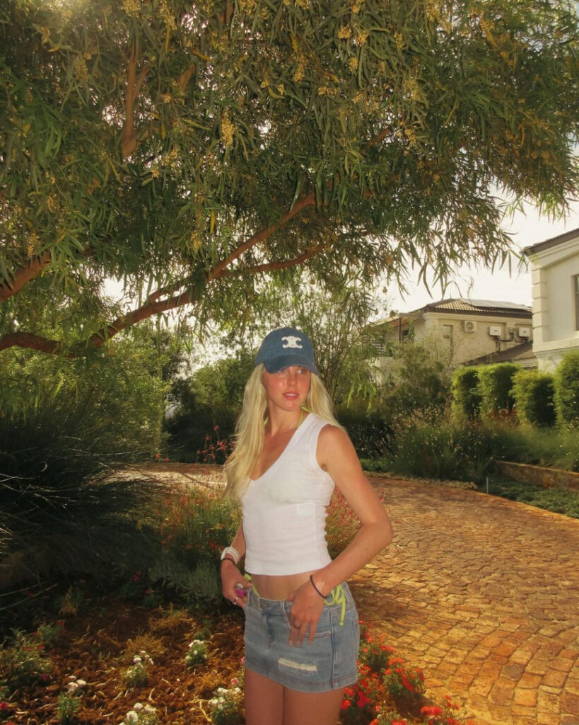 Celeb – Keely Hodgkinson – Nude