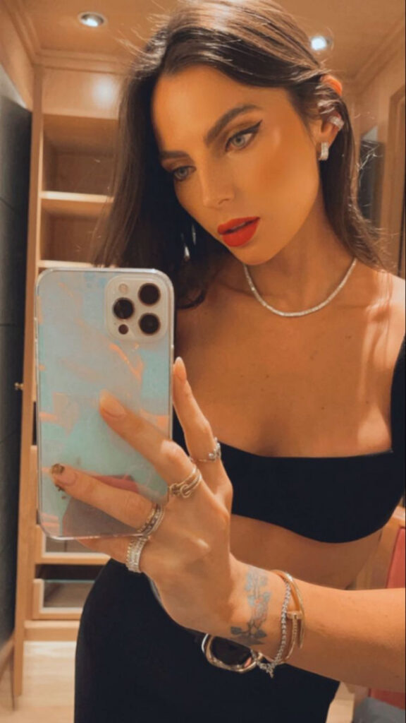 Instagram – MILF – Kelly Piquet – Nude