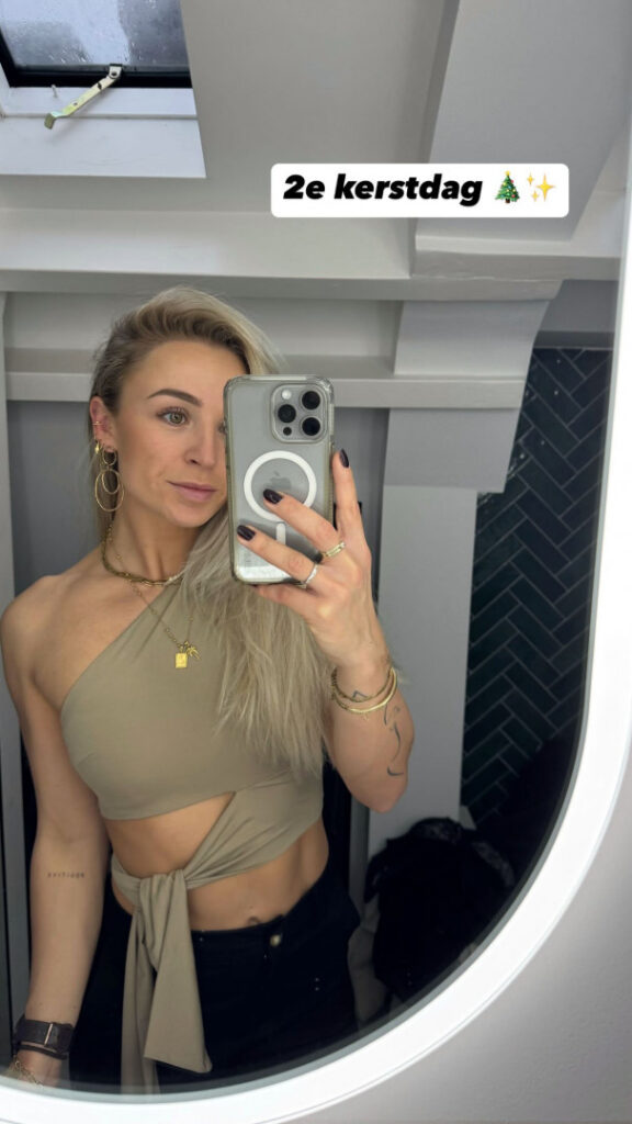 Instagram – Larissa van Meerten – Nude