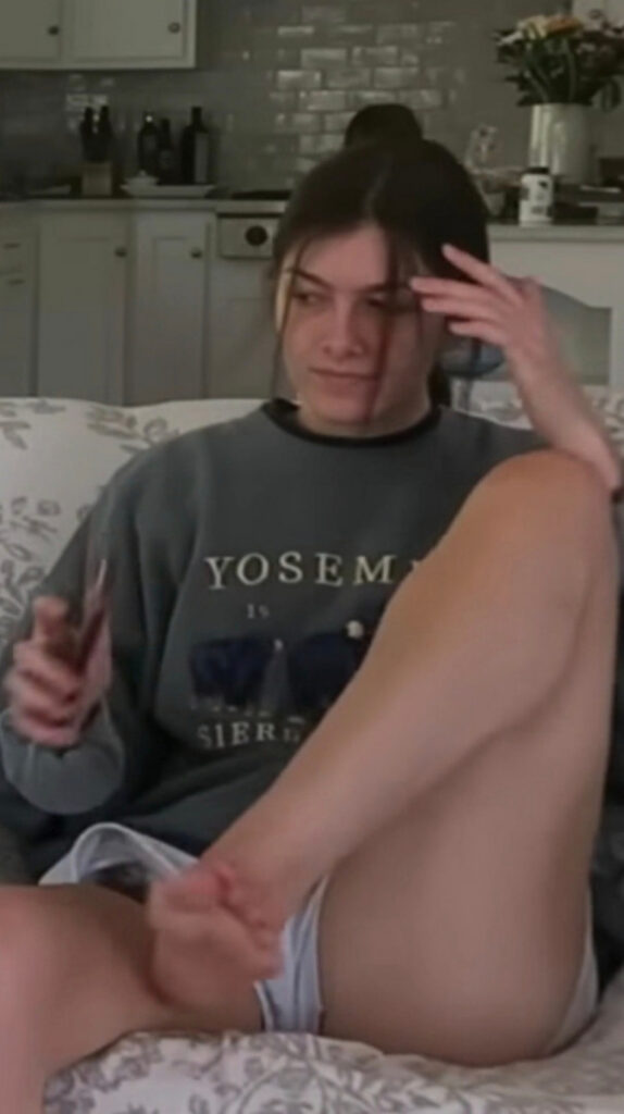 Youtube – Lia Reacts / Lia_Fiore – Nude Leaks