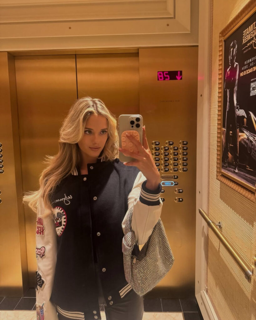 Instagram – Lindsay Brewer – Nude