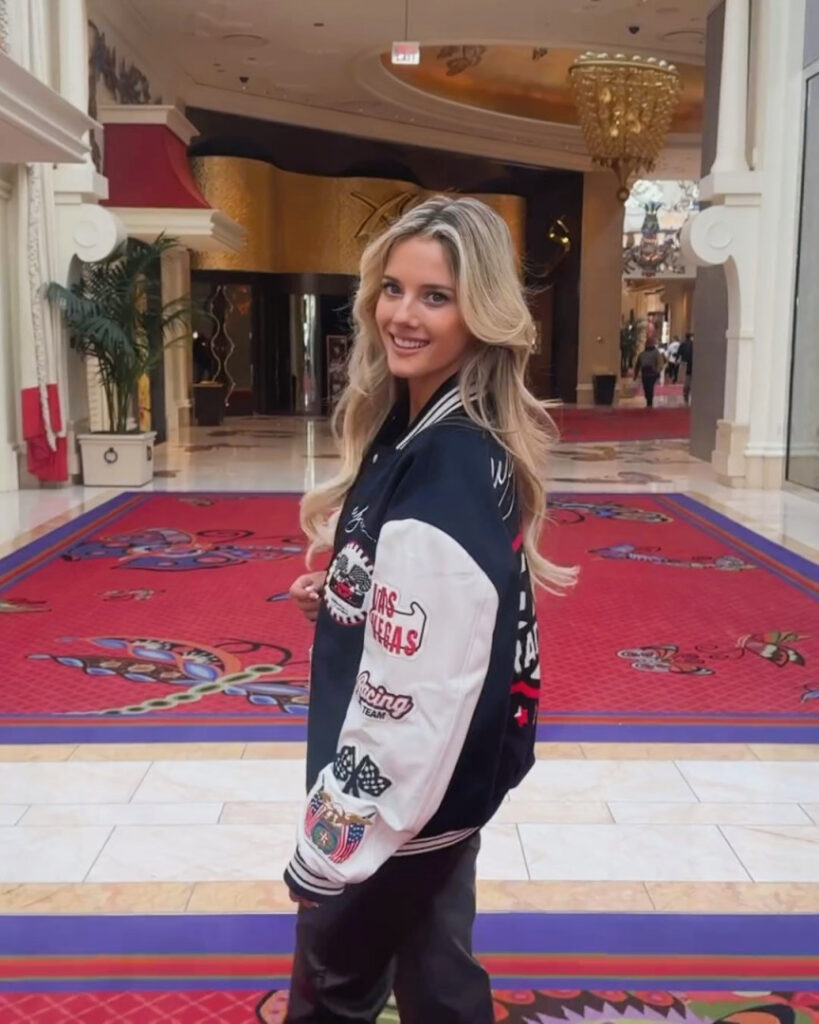 Instagram – Lindsay Brewer – Nude