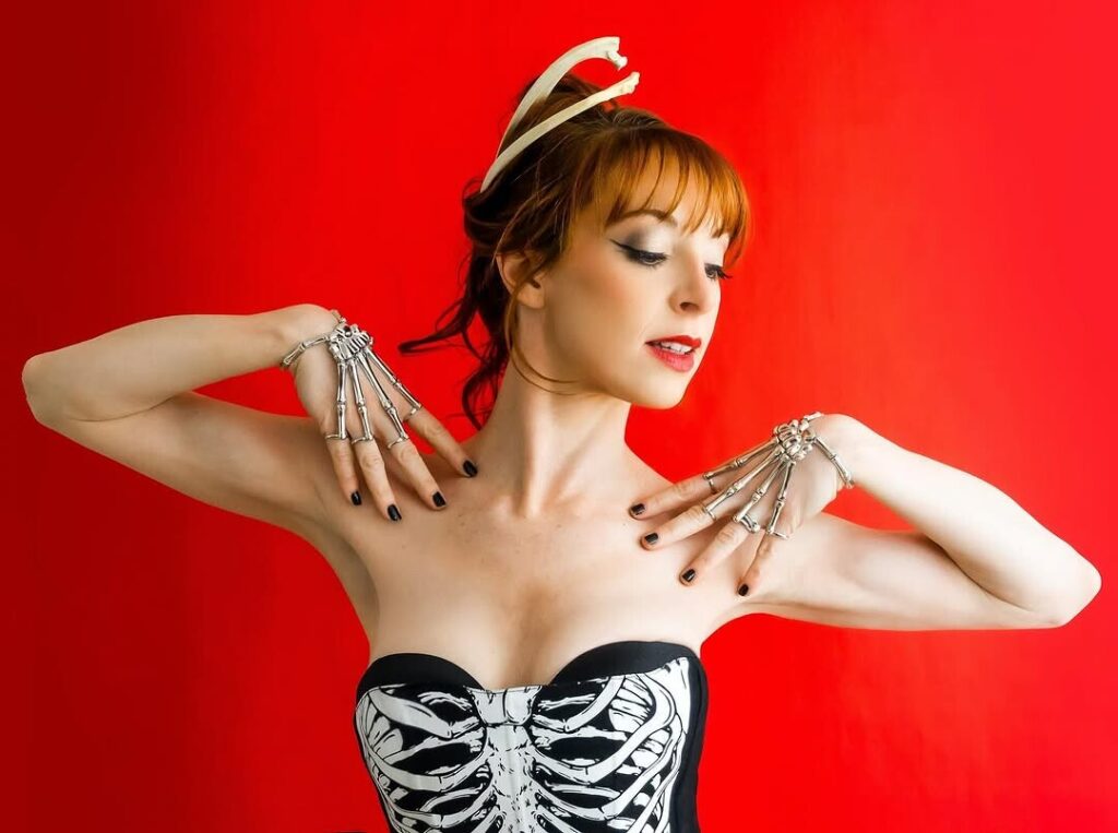 Celeb – Lisa Foiles – Nude