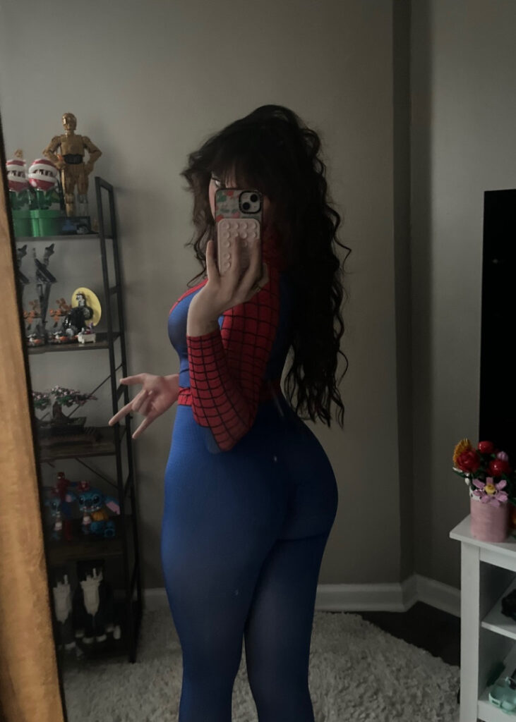 Instagram – Liv @littlelivbug – Nude