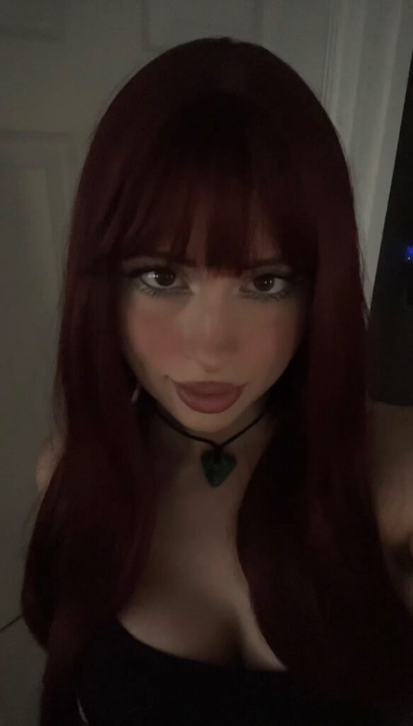 Instagram – Liv @littlelivbug – Nude