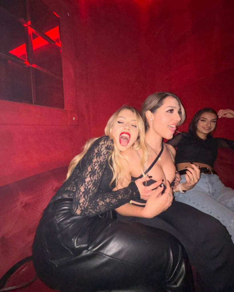 Instagram – Livia De Luca / LaLoviaa / quelaag92 [Busty Italian] – Nude