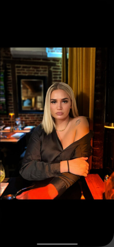 Instagram – Lucie Gaumont – Nude