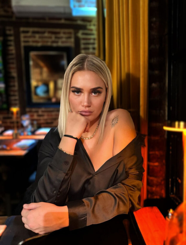 Instagram – Lucie Gaumont – Nude