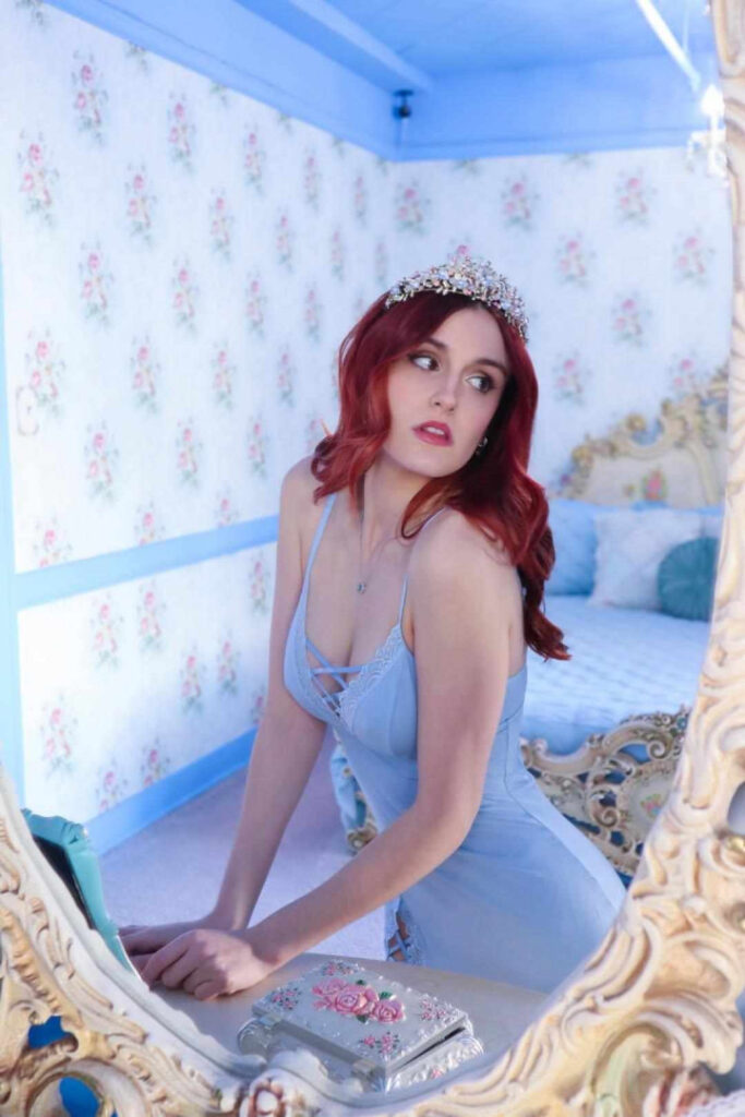 TikTok – Instagram – Maggie Roscher | Magazine.rooster – Nude