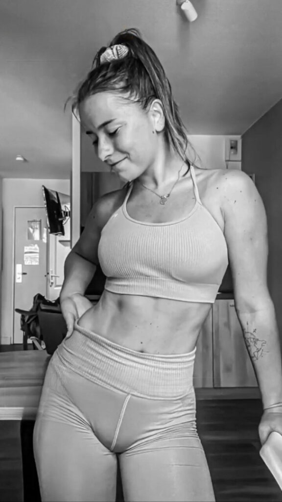 Instagram – Petite – Manon Muccioli – Nude