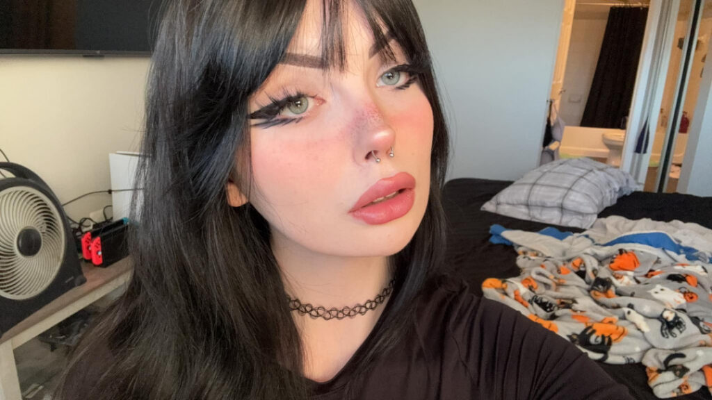 OnlyFans – Reddit – Mewstic / PetitePurrincess – Nude