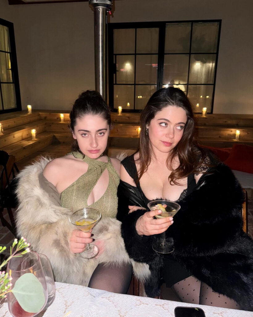 Celeb – Molly Gordon – Nude