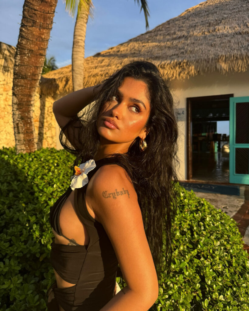 Instagram – Teen – Naaz Torbati – Nude