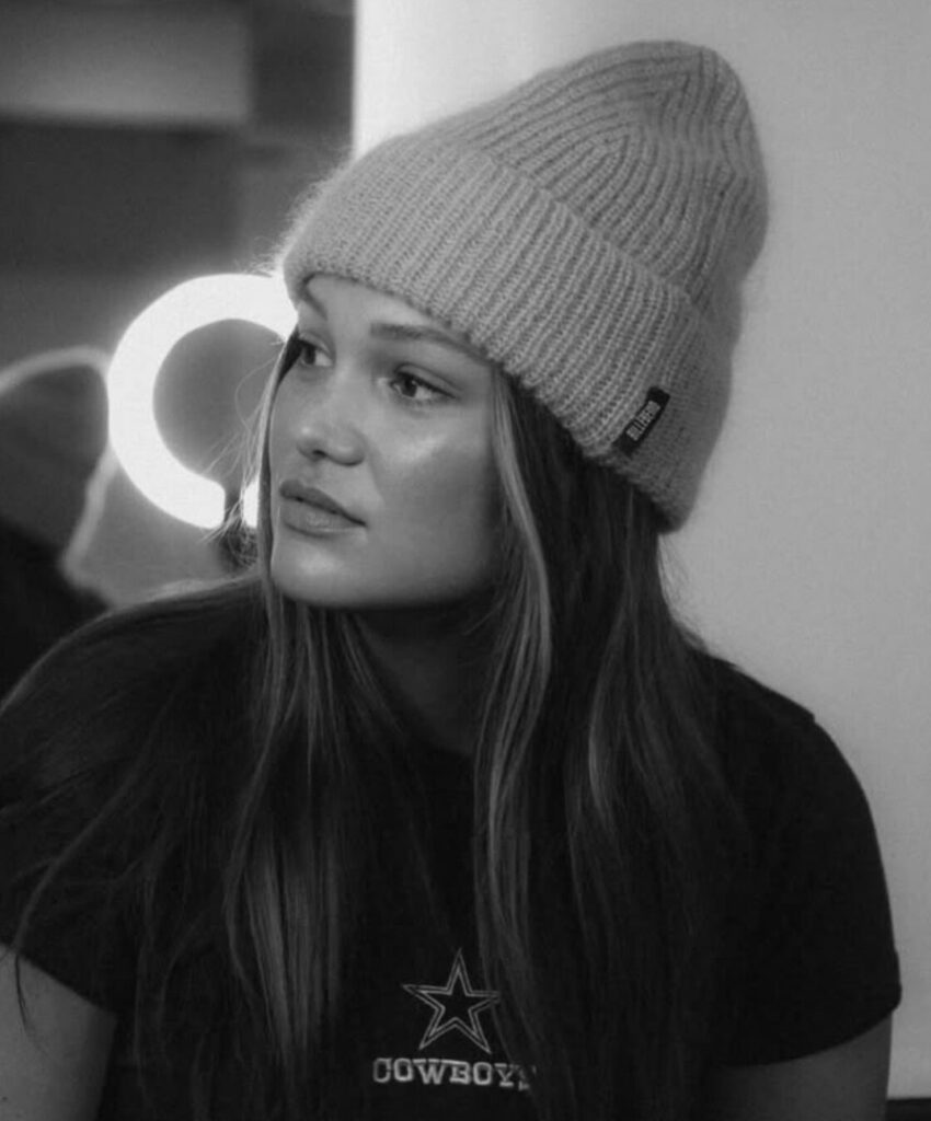 Celeb – Olivia Holt – Nude