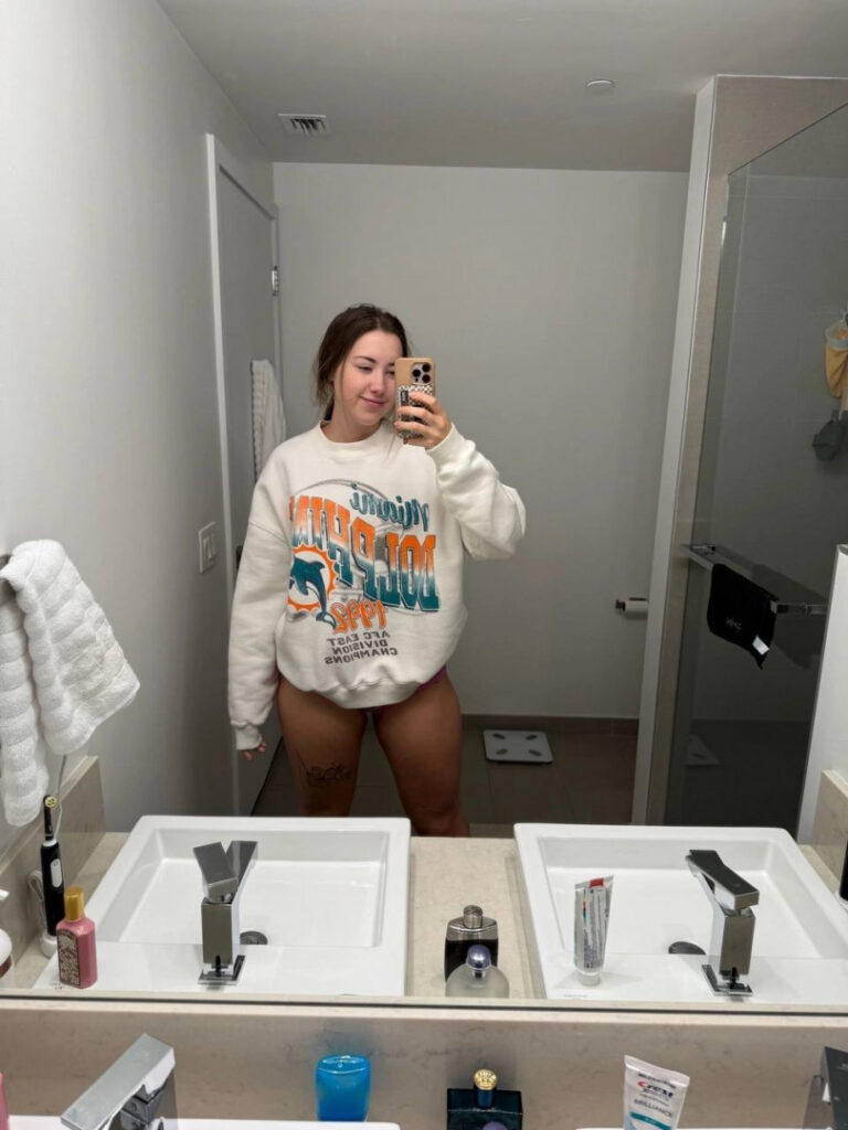 Instagram – Pineapplebrat / Alice Klomp – Nude