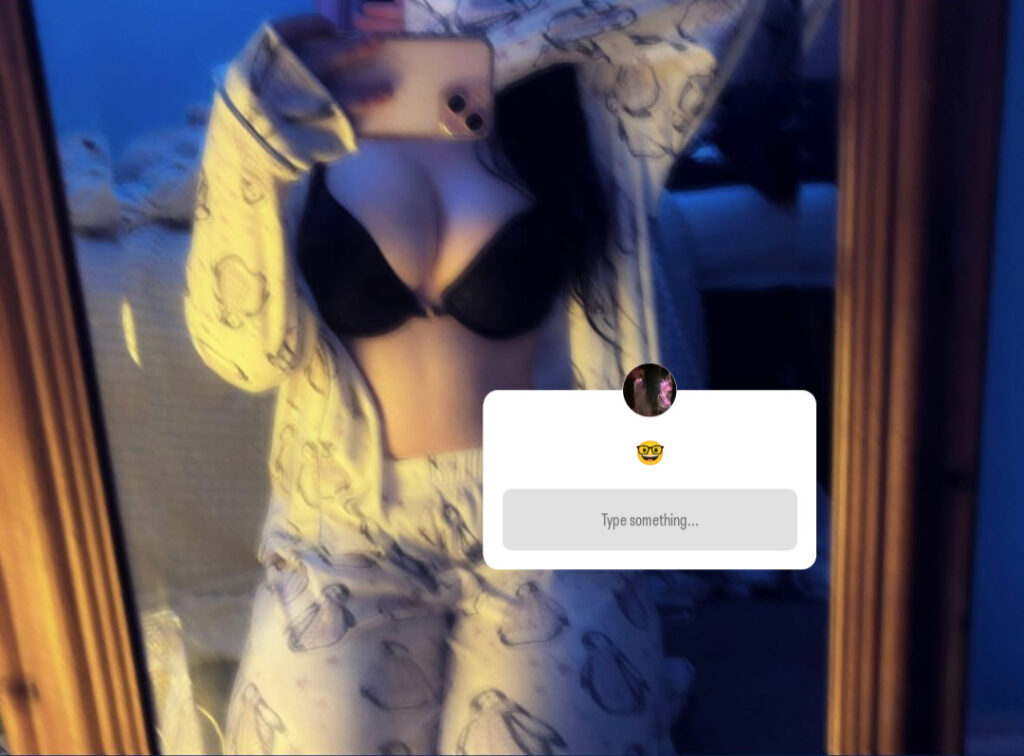 Instagram – Robyn (rrr0byn / robynsnotreal) – Nude