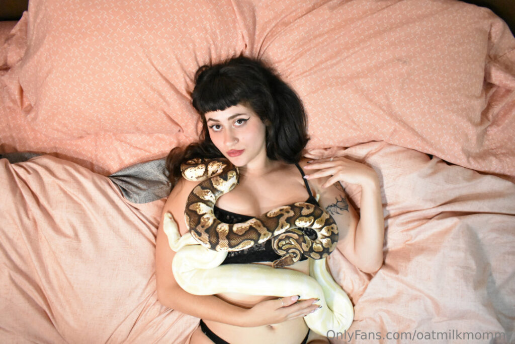 Youtube – Rocki / Oatmilkmommy – Nude Leaks