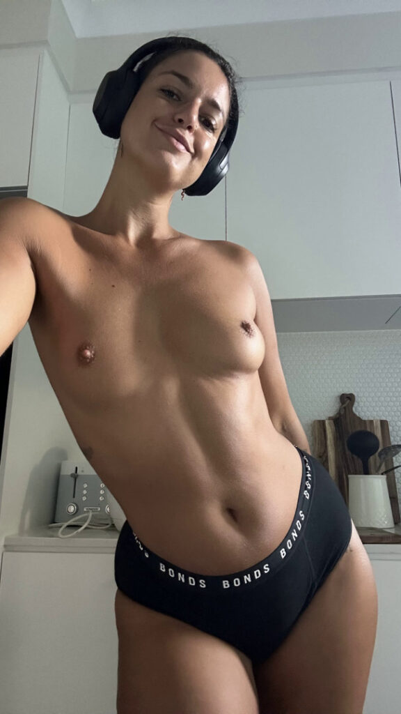 Instagram – Samantha Manovski (sambam________, smanovski, sambam_) – Nude