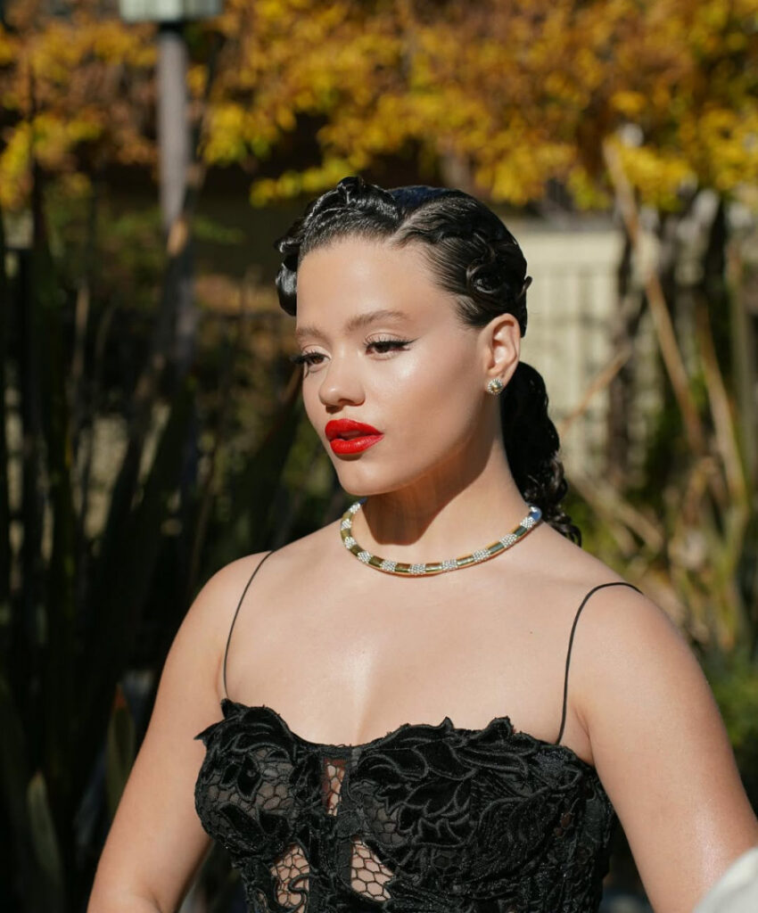 Celeb – Latina – Sarah Jeffery – Nude