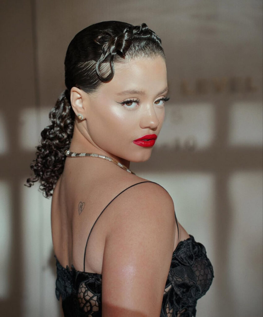 Celeb – Latina – Sarah Jeffery – Nude