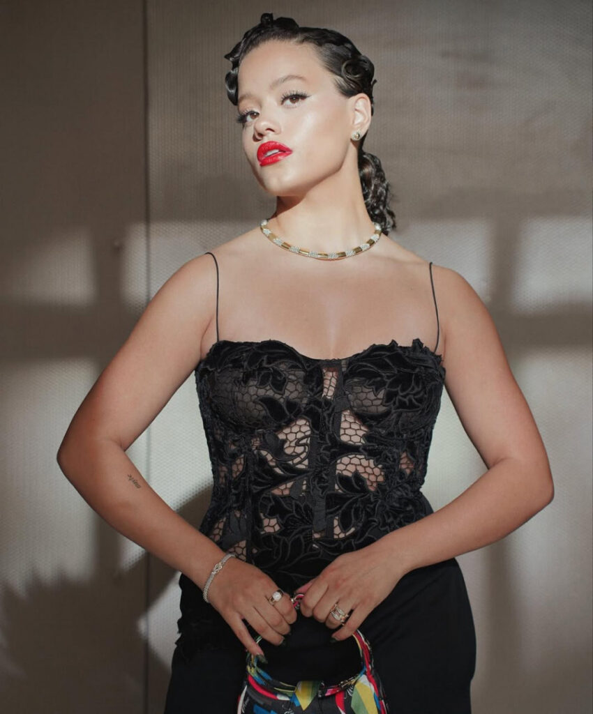 Celeb – Latina – Sarah Jeffery – Nude