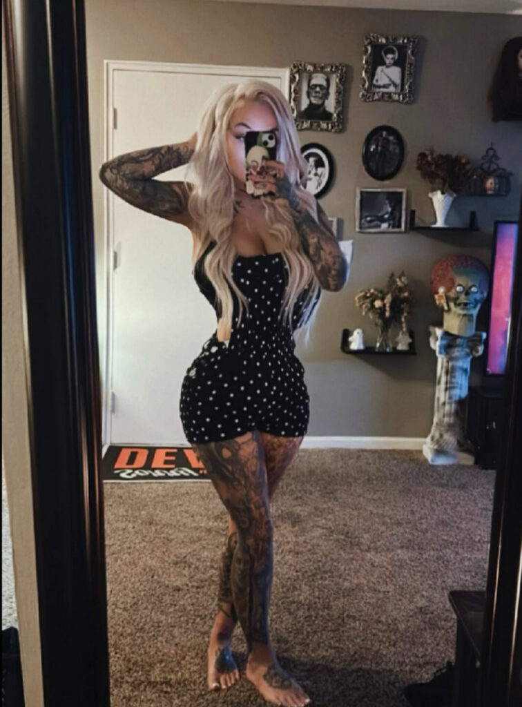 OnlyFans – Screamqueen68 / Dezi – now deadgirl97 / Dead Girl – Nude
