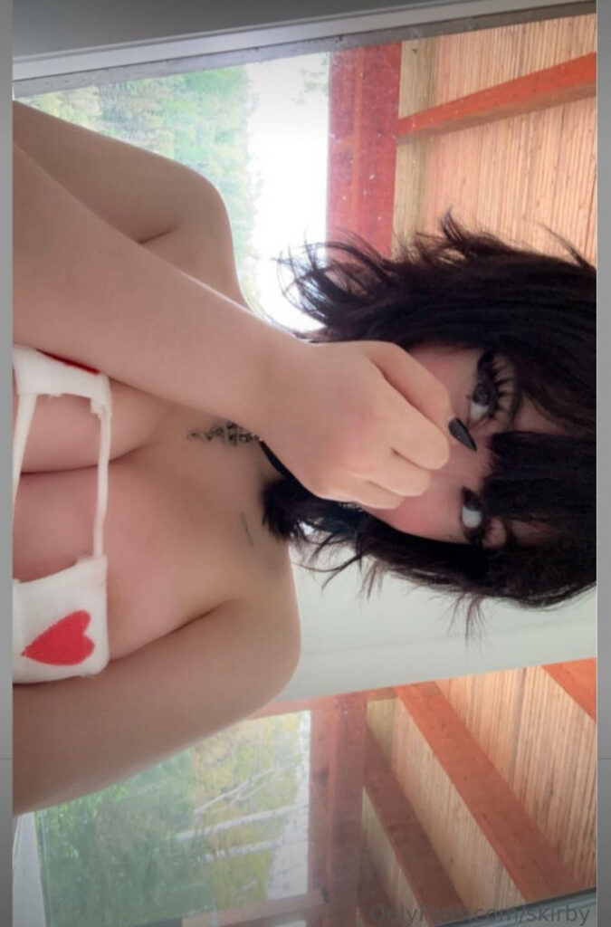 OnlyFans – TikTok – Cosplay – Skirby (Succubuzza) – Nude