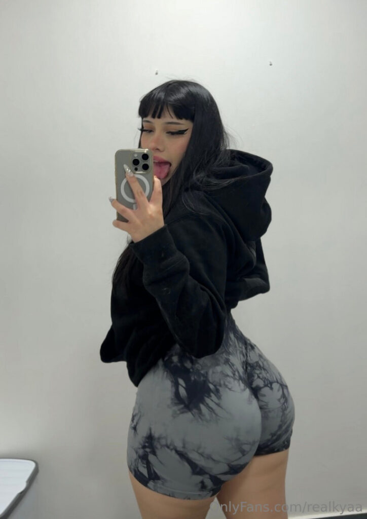 OnlyFans – T H I C C – strawberryy20 princesskya @strawbxrryy1 – Nude