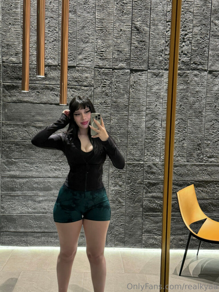 OnlyFans – T H I C C – strawberryy20 princesskya @strawbxrryy1 – Nude