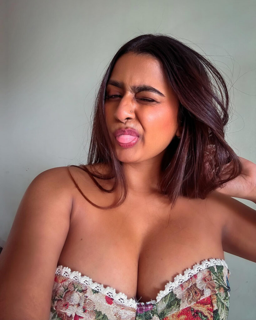 Instagram – SUHANA KHAN – Nude